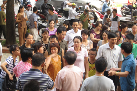 Hà Nội: Dân căng biểu ngữ phản đối chủ đầu từ bịt lối đi chung