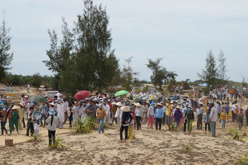 Khóc nghẹn tiễn đưa Phó CT Quảng Nam, Tin tức trong ngày, pho chu tich tinh dot tu, dam tang pho chu tich quang nam, pho chu tich dot tu dat tin nhiem cao, bo phieu tin nhiem, bo phieu tin nhiem o quang nam, pho chu tich quang nam dot tu, dot tu, can bo dot tu, pho chu tich quang nam, ong tran minh ca dot tu, dot quy, nha rieng, bao, tin tuc, tin hot, tin hay, vn