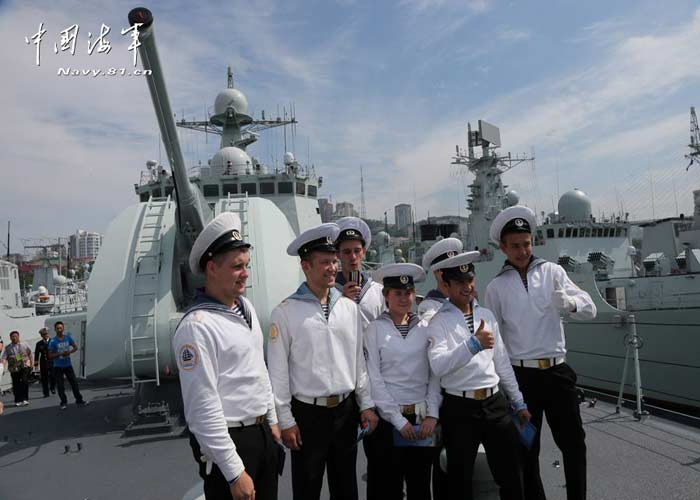 Nga-Trung mang tàu chiến tập trận hay dự triển lãm?