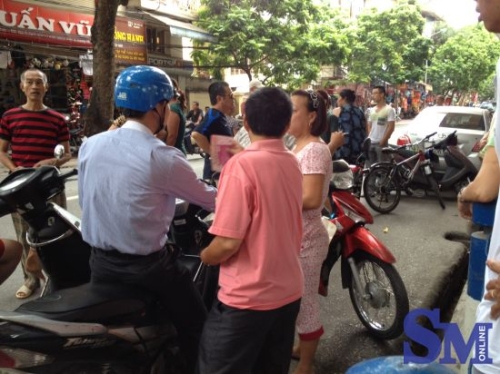 
	Trong khi đó đội quân phe vé thì luôn sẵn sàng áp sát