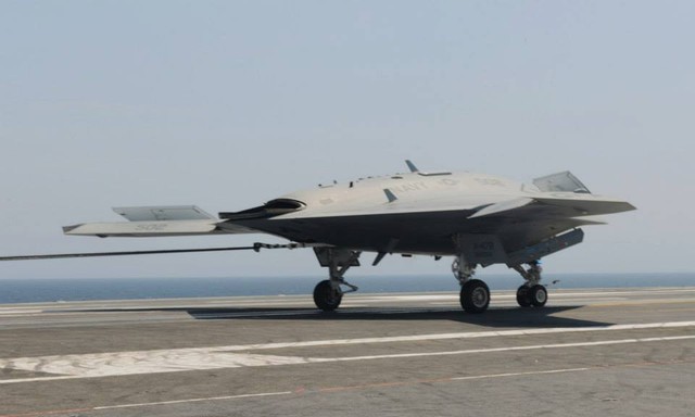 'Sát thủ' X-47B lần đầu tiên hạ cánh thành công trên tàu sân bay