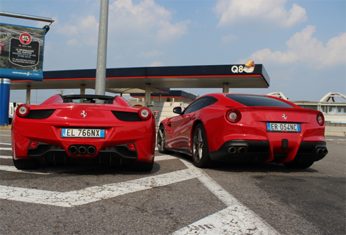 
	Siêu xe của Balotelli bên cạnh một chiếc Ferrari 458 Italia màu đỏ khác.