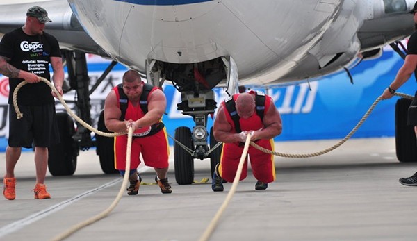 Các siêu lực sỹ choáng váng trước tài vác dưa hấu của nông dân 1