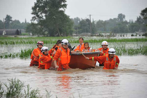 Khách Việt kẹt lũ ở Trung Quốc 