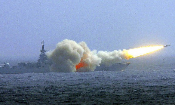 Tàu chiến Trung Quốc luyện bắn tên lửa trên biển
