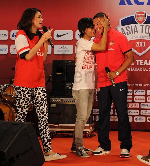 Fan nam hôn “đắm đuối” sao Arsenal 5
