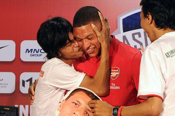 Fan nam hôn “đắm đuối” sao Arsenal 6