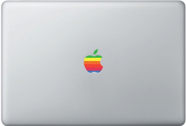 	Một logo Apple nhuốm màu quá khứ trên chiếc Mac hiện đại.