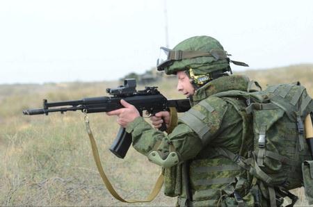 20. Binh sĩ Nga sử dụng súng trường tấn công AK-107 với kính ngắm điểm đỏ Krechet-M gắn trên ray Picatinny.