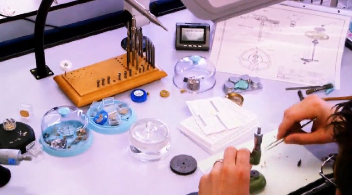 Quá trình lắp ráp thủ công đồng hồ Patek Philippe đáng thèm muốn nhất thế giới (7)