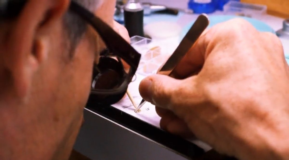 Quá trình lắp ráp thủ công đồng hồ Patek Philippe đáng thèm muốn nhất thế giới (8)