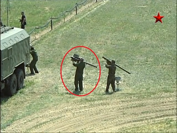 Hình ảnh binh sĩ Nga sử dụng tên lửa Stinger để huấn luyện các phi công được chiếu trên kênh truyền hình quân đội Nga