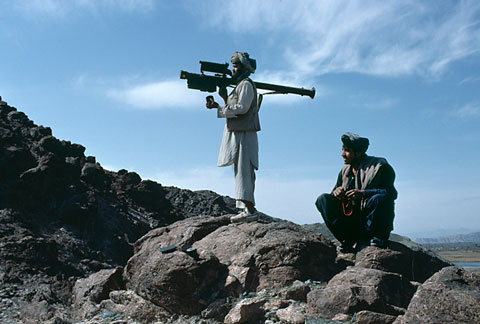Cuối những năm 1980, Mỹ đã chuyển cho Taliban khoảng 2000 tên lửa Stinger để chống lại Liên Xô
