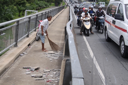 Bị nạn trên cầu Mỹ Thuận, 3 hành khách văng khỏi xe