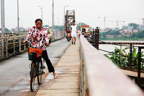 	Hàng ngày, đạp xe hơn 10km cô đi làm từ sáng sớm đến buổi trưa và được công ty trả 1.500.000 đồng/ tháng. Số tiền nhiều không đủ để lo thuốc men cho con gái và bản thân cô.