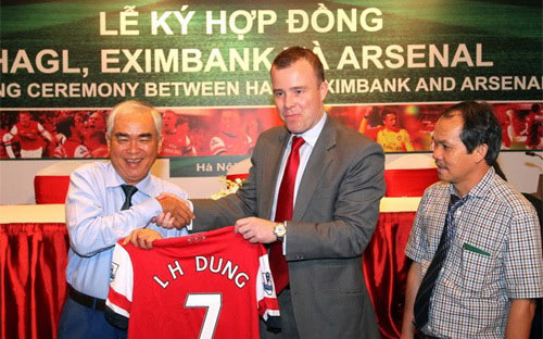 Ai được hưởng lợi khi Arsenal đến Việt Nam?
