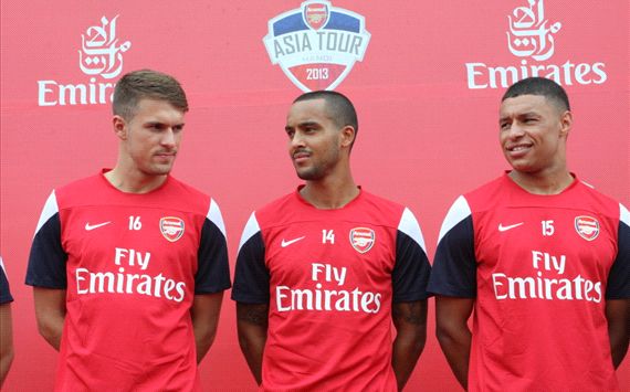 Wilshere, Walcott... xuống sân dạy bóng đá cho trẻ em Việt Nam