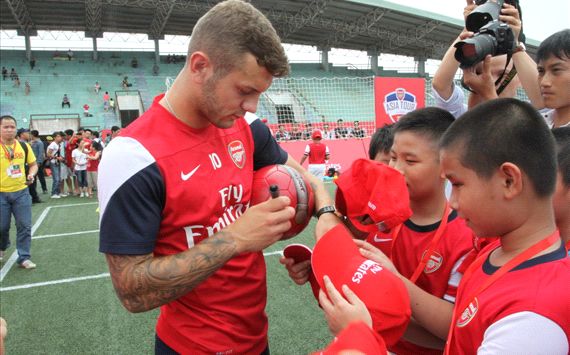Wilshere, Walcott... xuống sân dạy bóng đá cho trẻ em Việt Nam