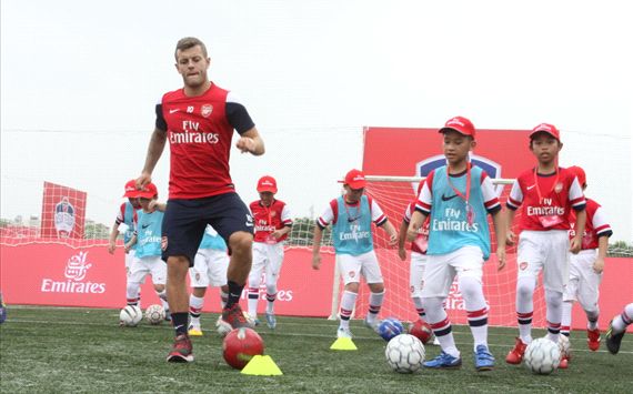 Wilshere, Walcott... xuống sân dạy bóng đá cho trẻ em Việt Nam