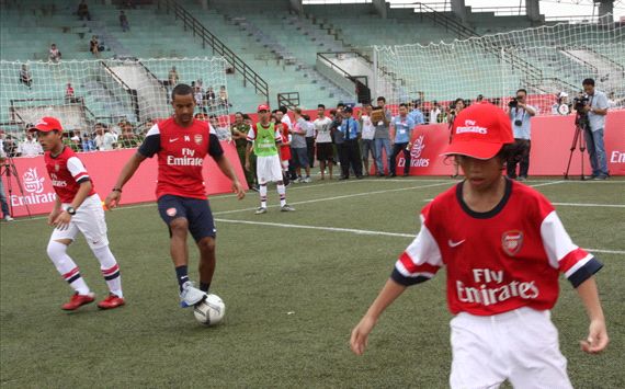 Wilshere, Walcott... xuống sân dạy bóng đá cho trẻ em Việt Nam