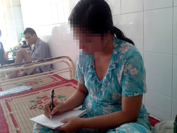 	Nạn nhân Lê Thị Vân đang điều trị tại Khoa thần kinh- Bệnh viện đa khoa hữu nghị Việt- Tiệp Hải Phòng viết tường trình gửi cơ quan công an