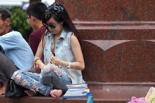 Bà Tưng mặc kín, thản nhiên ăn kem một mình giữa công viên 5