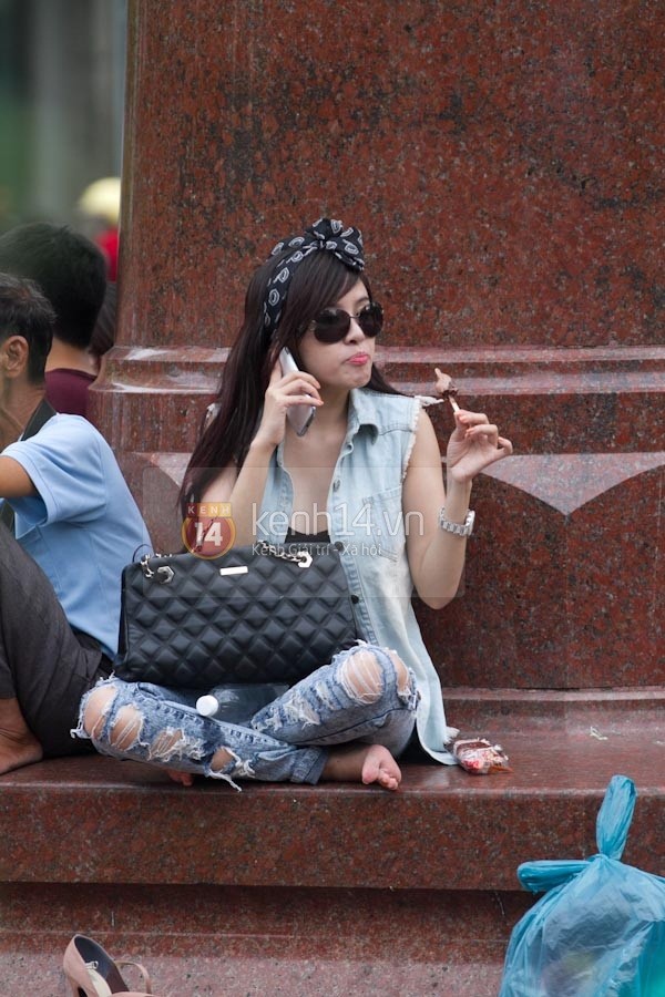 Bà Tưng mặc kín, thản nhiên ăn kem một mình giữa công viên 7