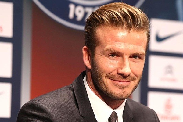 Chuyện lạ: Beckham "học" đọc sách cùng con gái Harper Seven 3