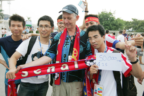 Fan nước ngoài sang Việt Nam bán đồ lưu niệm Arsenal 3