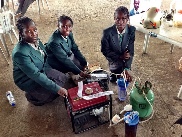 
	3 cô gái châu Phi cùng động cơ vận hành bằng nước tiểu được họ phát triển.