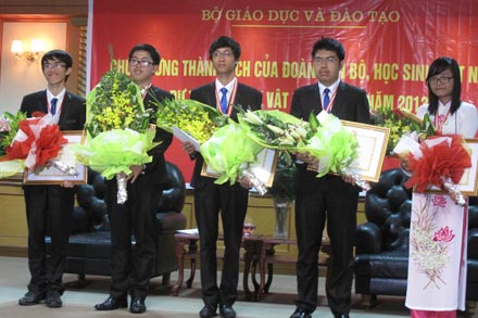 
	Ngô Phi Long (thứ hai, trái qua) cùng đội tuyển Việt Nam tham dự kỳ thi Olympic Vật lý Quốc tế 2013.