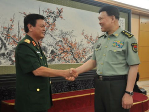 Thượng tướng Nguyễn Thành Cung hội kiến với Thượng tướng Trương Dương, Chủ nhiệm Tổng bộ Chính trị Quân giải phóng nhân dân Trung Quốc. (Ảnh: Trương Thanh/Vietnam+)