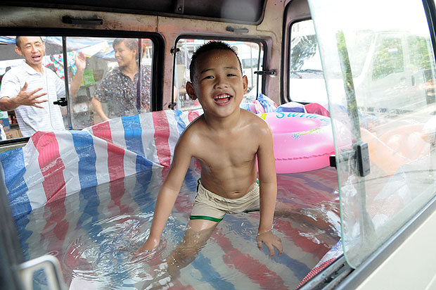 Paddling pool in a vehicle