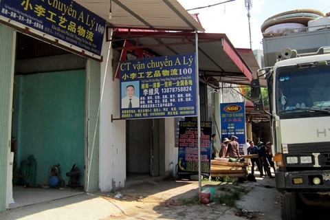 Nhiều công ty vận tải do người Trung Quốc điều hành với biển quảng cáo dày đặc tiếng Trung Quốc tại các con phố thuộc thôn Phù Khê Thượng (Từ Sơn, Bắc Ninh)