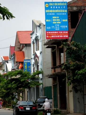 Sát nách Thủ đô: Cả phố rợp biển tiếng Trung Quốc