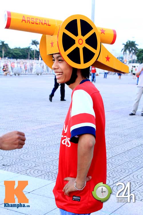 	Một cổ động viên sáng tạo mũ hình khẩu pháo đội lên đầu đến cổ vũ cho Arsenal