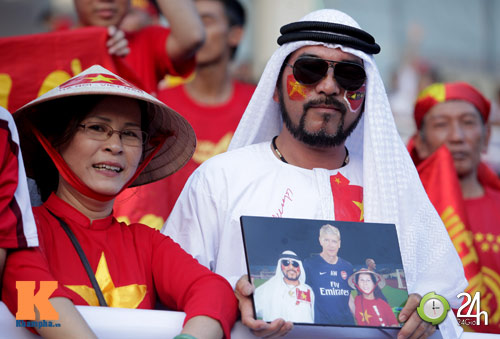 	Trang phục theo phong cách Ả-rập độc đáo của một fan hâm mộ bóng đá