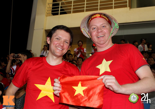 	Nhiều người nước ngoài mang cờ, băng rôn đi cổ vũ cho đội tuyển Việt Nam