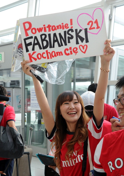 
	Fan nữ Nhật Bản đón Arsenal ở sân bay sáng nay. Ảnh: Getty Image