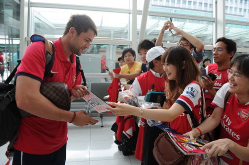 
	Lukasz Fabainski ký tặng fan. Ảnh: Getty Image