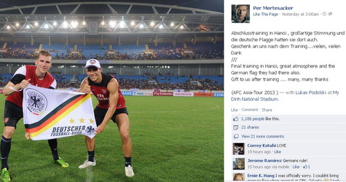
	Per Mertesacker và Podolski cảm ơn fan Việt tặng lá cờ bóng đá Đức ở Mỹ Đình
