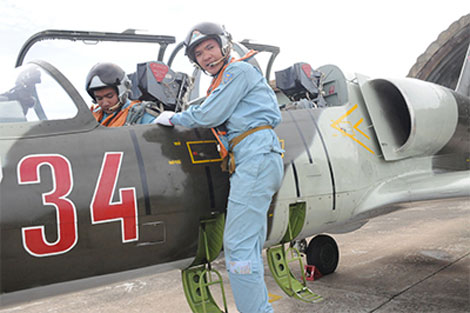 Hai phi công quân sự Việt Nam khắc phục sự cố cứu máy bay