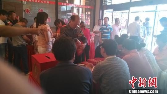 Bên trong tiệc cưới của con gái ông Yue Shuwang 