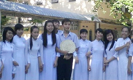 
	Cao Minh Tiến chụp chung với các bạn học (Ảnh: NVCC)