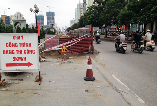 
	Tuy Hà Nội đã cho dừng việc thi công bóc đường nhựa làm đường bê tông, tuy nhiên những đoạn đường đã bóc vẫn còn ngổn ngang chưa được hoàn thành