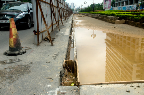 
	Đường trở thành hố chứa nước sau những trận mưa