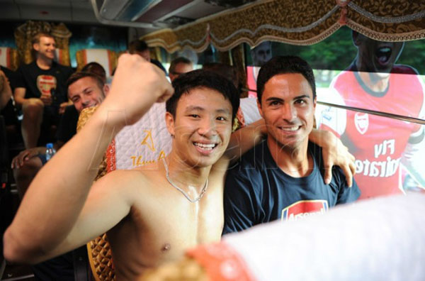 Vũ Xuân Tiến nổi tiếng sau sự kiện người chạy theo xe chở đội Arsenal tại Hà Nội vào chiều 15-7 .