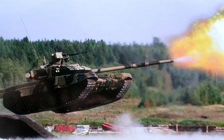 Xe tăng Nga vừa chạy vừa bắn trên thao trường