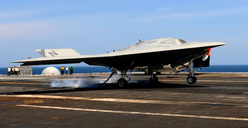 X-47B thử nghiệm hoạt động trên tàu sân bay - Ảnh: DOD