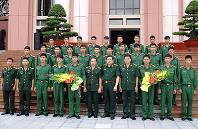Bộ trưởng Phùng Quang Thanh chụp ảnh lưu niệm với chiến sĩ hoàn thành nghĩa vụ quân sự của Tiểu đoàn 103.
